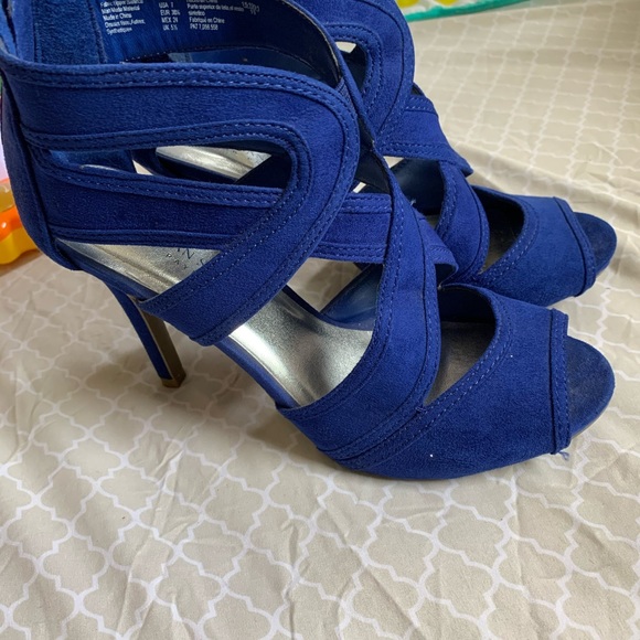 Size 7 - Picture 2 of 5